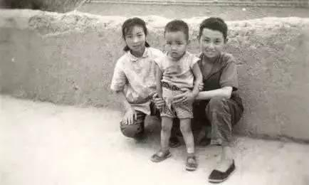 潘石屹小时候（右一）