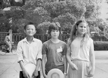 如今叱咤商界的大佬们，有的数学课考过1分，有的逃学偷瓜，有的人差点去演了地方戏……看着一张张稚嫩的脸，你还能认得出来他们都是谁吗？