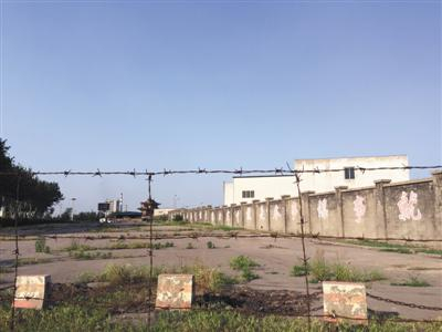 5月26日，三佳化工厂区内没有生产迹象，厂区外的运动场上杂草丛生。&nbsp;