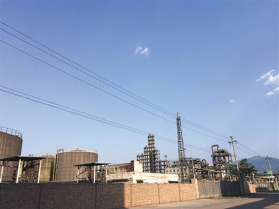 5月26日，从三佳化工厂区门外望去，厂区内没有生产迹象。