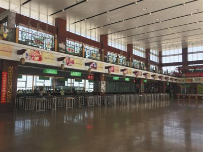 5月26日上午，山西介休绵山景区售票大厅内，为数不多的几位游客在购票。&nbsp;