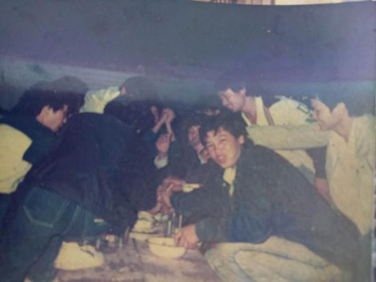 &nbsp;&nbsp;&nbsp;&nbsp;在深圳打工的塘山村老乡一起聚会