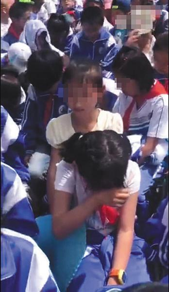 朔州实验小学演讲现场，学生集体痛哭。视频截图&nbsp;