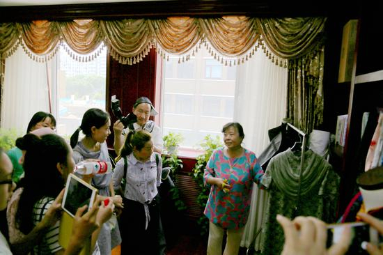 当天，参观市民围绕着红都当天对外开放的四大中心，即：研发中心，制作中心，展示中心和销售中心进行了参观。