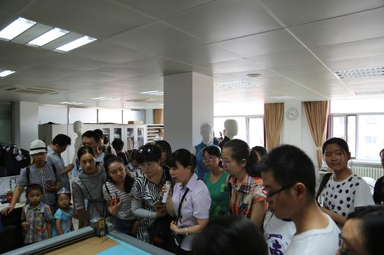 当天，参观市民围绕着红都当天对外开放的四大中心，即：研发中心，制作中心，展示中心和销售中心进行了参观。