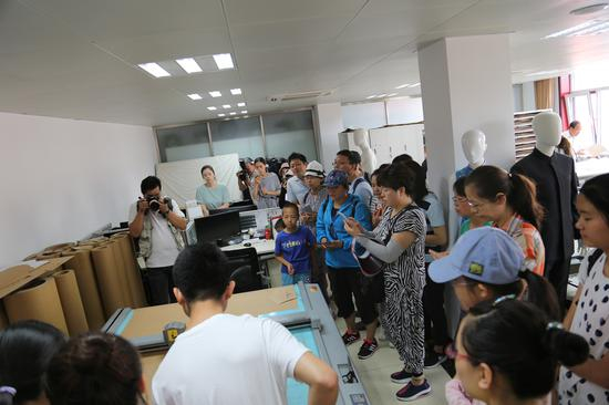 当天，参观市民围绕着红都当天对外开放的四大中心，即：研发中心，制作中心，展示中心和销售中心进行了参观。