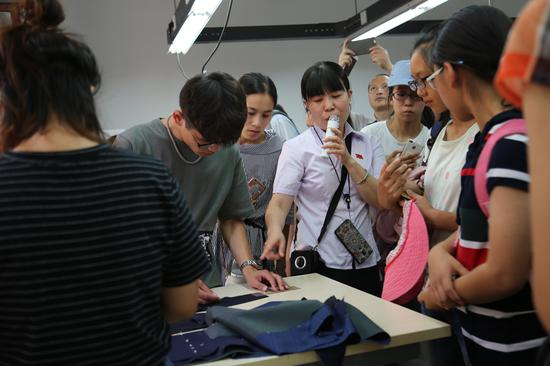 当天，参观市民围绕着红都当天对外开放的四大中心，即：研发中心，制作中心，展示中心和销售中心进行了参观。