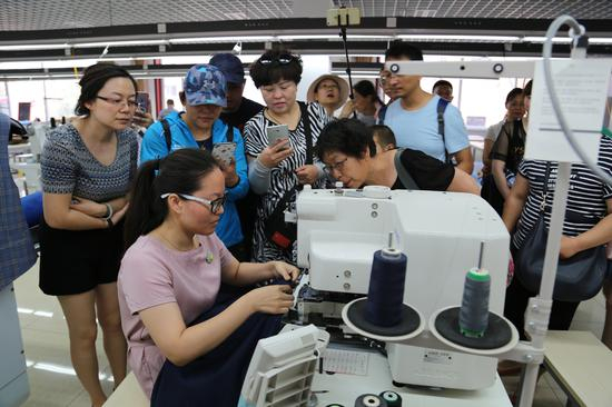 当天，参观市民围绕着红都当天对外开放的四大中心，即：研发中心，制作中心，展示中心和销售中心进行了参观。