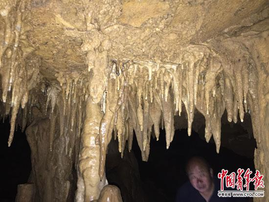 村支书安德礼在查看地下溶洞。中国青年报·中青在线记者 袁贻辰/摄