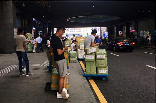 华强北随处可见的铁拖车。 &nbsp;澎湃新闻记者 蒋晨悦 图