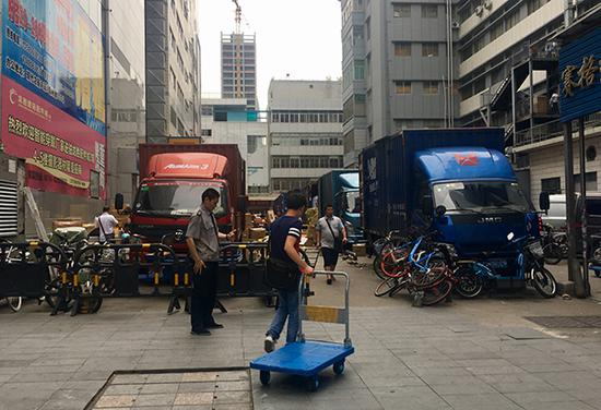 华强北的电子产品市场庞大、物流繁忙，半夜快递仍旧接单。&nbsp; 澎湃新闻记者 蒋晨悦 图