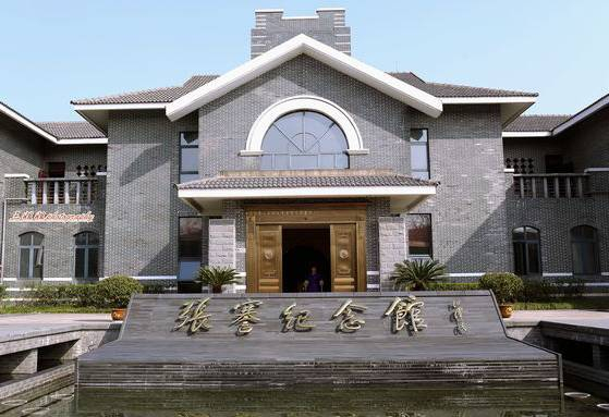 ▲左图为张謇，右图为位于常乐镇的张謇纪念馆