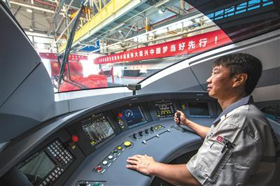 “复兴号”具备强大的安全监测系统。图/CFP&nbsp;