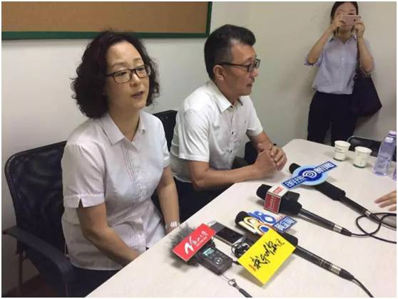 ▲图片中的两人为绿城集团的代表，图片来自当地媒体的报道