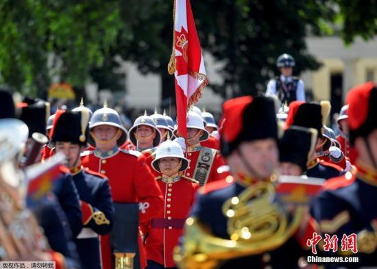 英国白金汉宫礼兵。
