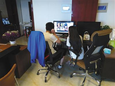 6月24日，运营人员正从后台观察主播的直播情况。&nbsp;新京报记者&nbsp;罗亦丹摄&nbsp;