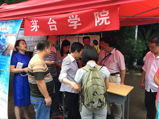 茅台学院设在贵阳职业技术学院的招生宣传展位前人流不断。茅台学院供图&nbsp;