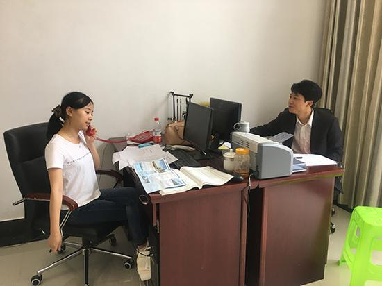 茅台学院今年只设5个专业，面向贵州省内招收600人。最近学校的招生咨询热线不断，受关注度很高。澎湃新闻记者&nbsp;康宇摄&nbsp; 