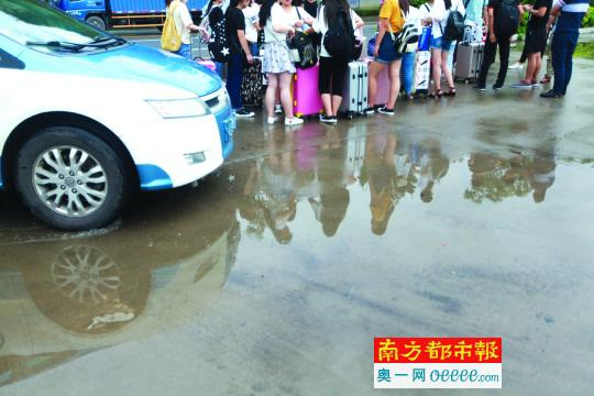 &nbsp;&nbsp;&nbsp;&nbsp;昨日，惠州火车西站，不少乘客在等车，但鲜有人选择出租车。