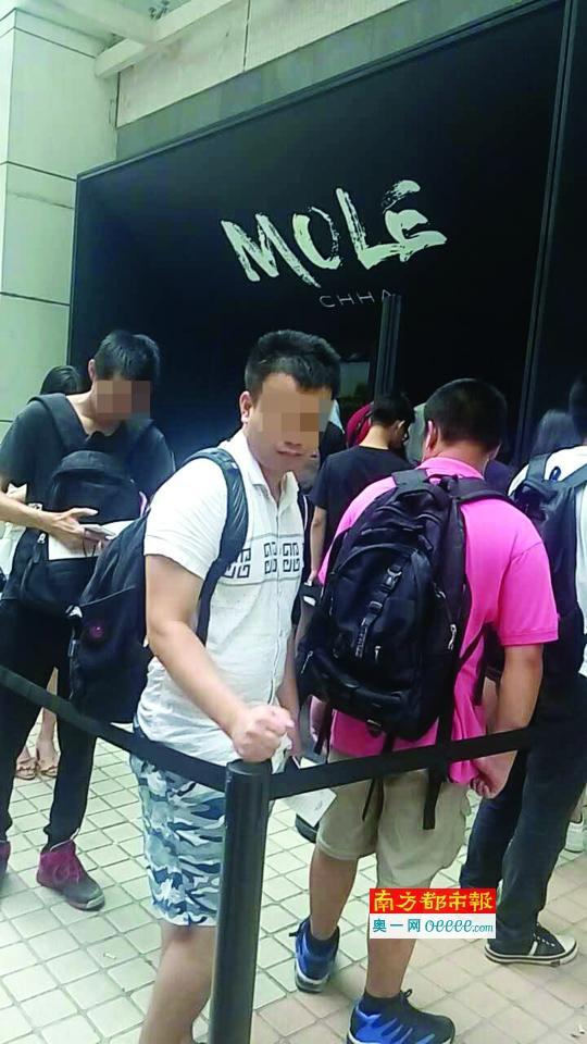 南都记者暗访当天发现排队效果明显，不管下多大的雨，这条队伍都维持在50号人以上。