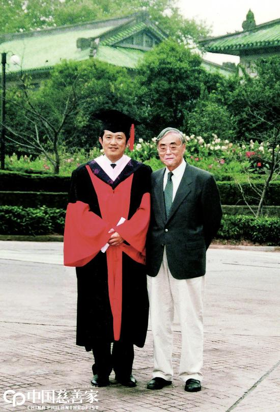 陈东升崇拜有风范的大家。他对民国以来中国经济学流派的发展和名家轶事颇为了解。图为陈东升博士毕业与老师董辅礽合影。