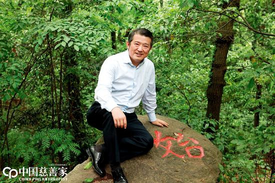 大学毕业时，陈东升登山刻字于石，这块石头如陈东升的化身，从那之后，便扎根在武汉大学珞珈山上。