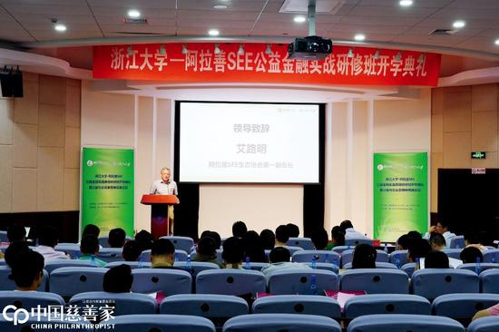 近两年，艾路明以阿拉善SEE协会第一副会长的身份将百分之八十的时间都投入到了阿拉善的公益活动中。