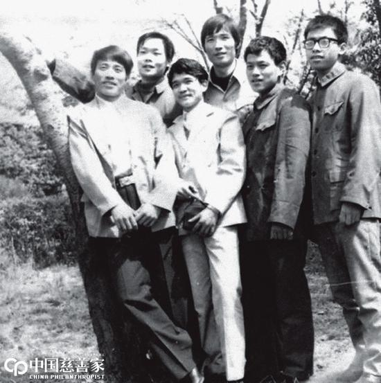 1978年，艾路明（右二）考入武大哲学系。在他看来，哲学，是改变社会的基础。（图片由当代集团提供）