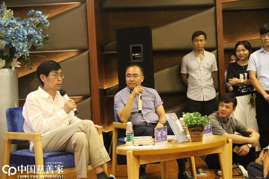 2016年，第二届武汉诗歌节，“中国诗人面对面·北岛专场”，阎志与北岛交流。