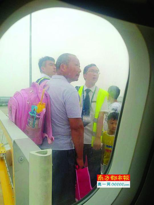 &nbsp;&nbsp;&nbsp;&nbsp;←机上乘客拍摄到的事发现场。受访者供图