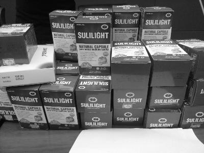 警方查获的舒立轻胶囊&nbsp;摄/实习记者&nbsp;崔楠