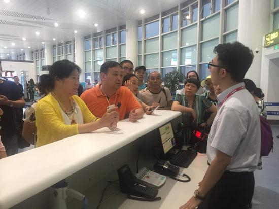 乘客与机场工作人员交涉。吴采平摄&nbsp;