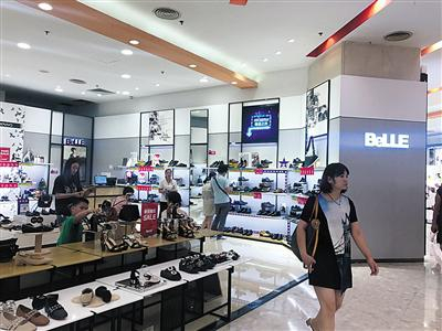 7月25日，北京某商场百丽专柜正在减价销售。&nbsp;