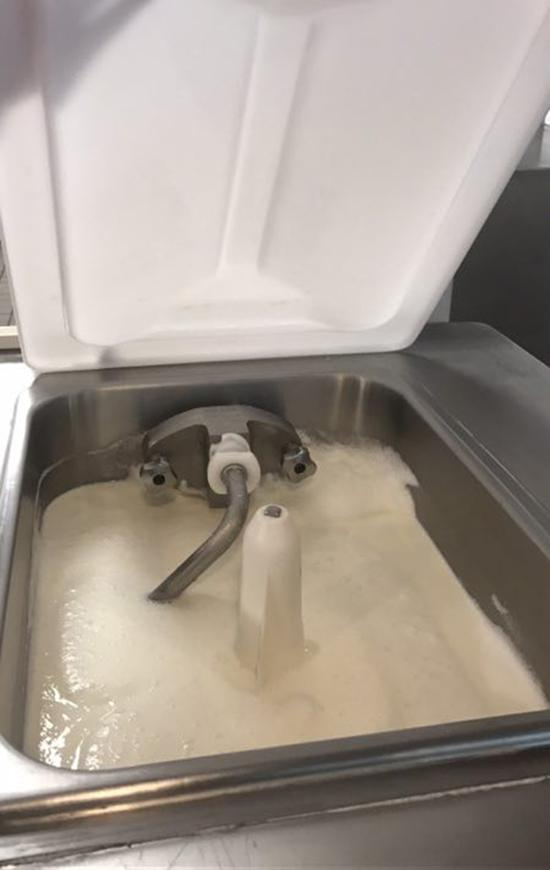 麦当劳事后发来的冰淇淋机内部图，以证清白。&nbsp;麦当劳中国供图&nbsp;