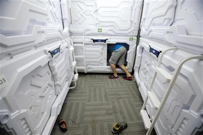 7月12日中午，一位用户准备进入舱内休息。新京报记者&nbsp;朱骏摄