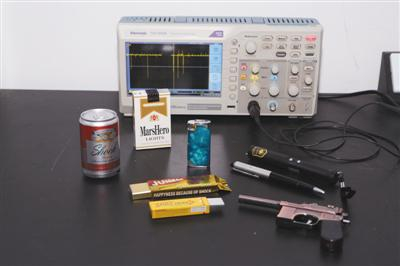 昨日，中国家用电器研究院实验室内，即将被测试的8种电人玩具样品。