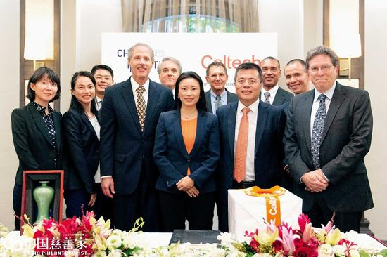 图为陈天桥雒芊芊夫妇与加州理工学院签约合影。雒芊芊右手边为加州理工学院校长Thomas Rosenbaum；陈天桥左手边是加州理工学院陈天桥雒芊芊脑科学研究院主任David Anderson教授。