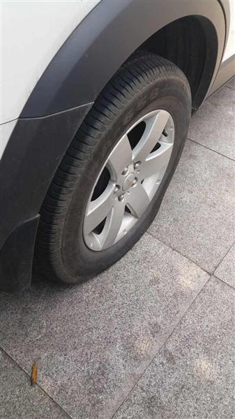 车后轮被放了气&nbsp;