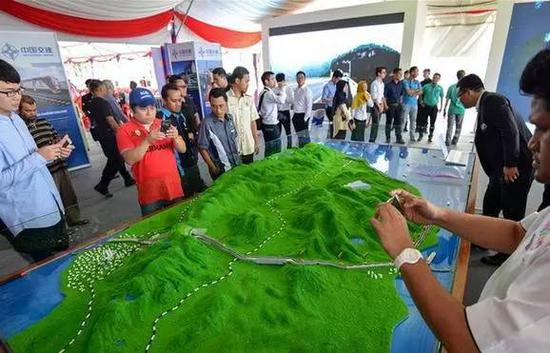 人们观看马来西亚东海岸铁路项目模型