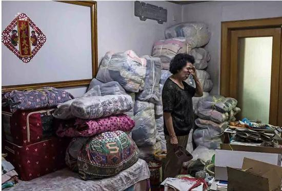 　2015年12月，吴晗 （化名） 踏入了 “以房养老” 骗局的圈套，糊涂地签署了房屋抵押和委托买卖合同。次年8月，吴晗位于西城区的房产在其不知情的情况下被强制以低于市场价的350万过户。2017年5月，被再次转售。7月，新房主带着数名大汉上门，换掉了门锁，要求吴晗在三天之内从家中搬走