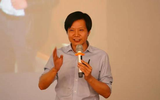 亚布力理事、小米科技董事长兼CEO雷军分享了创业以来从风口到低谷再到成功逆转的发展历程，解读了小米的创新管理和商业逻辑，并带领亚布力一行参观了位于五彩城的小米之家。