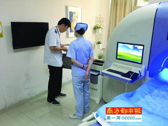 &nbsp;&nbsp;&nbsp;&nbsp;执法人员到昆仑医院调查。&nbsp;南都记者&nbsp;邵枫&nbsp;摄