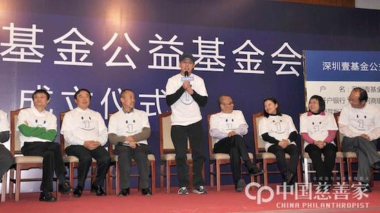 2011年1月，李连杰创办的壹基金正式落户深圳，其团队管理层王石、马云、冯仑等同时亮相仪式