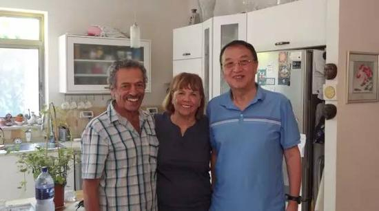 柳传志和以色列公社社员丹妮拉、耶胡达夫妇