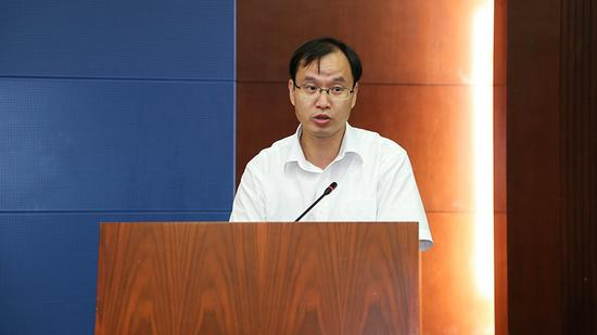 国务院国资委企业改革局副局长杨景百宣读重组文件