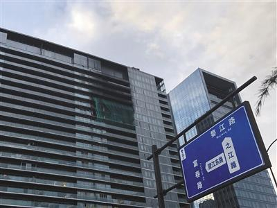 　　7月3日，杭州上城区之江路。远远望去，“杭州纵火案”的起火楼层像一道伤疤刻在这栋高级住宅楼上。新京报记者 刘珍妮 摄