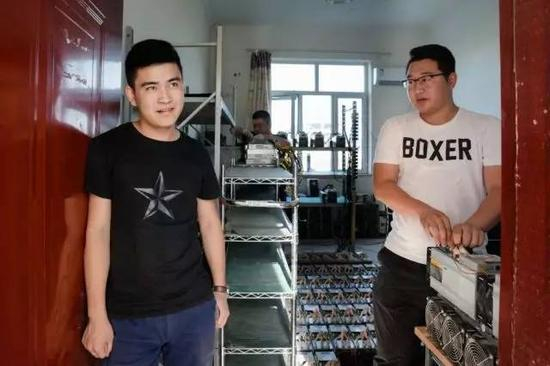 比特大陆矿场的工作人员准备把矿机放到机架上