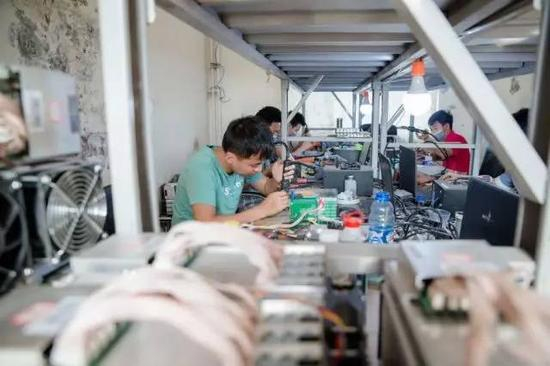 比特大陆鄂尔多斯矿场的维修人员