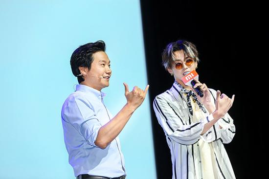 7月26日，小米新品发布会上，雷军和小米代言人吴亦凡。&nbsp;