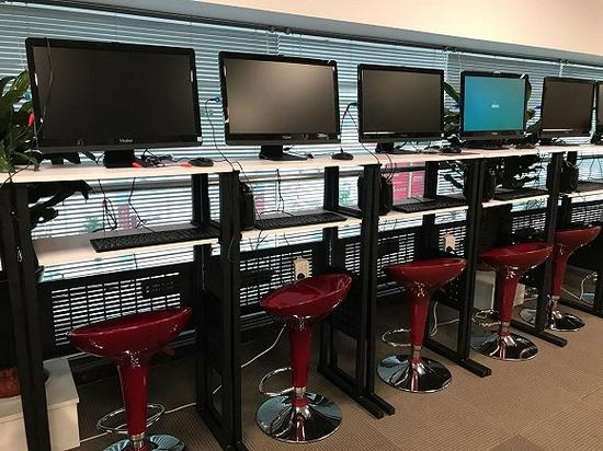 位于二楼的无人机模拟飞行器